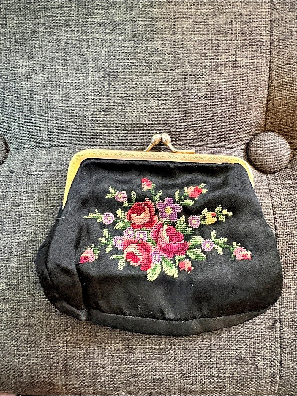 Vintage Black Floral Embroidered Kiss-Lock Clutch